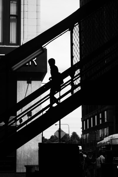 一个人走在楼梯上的剪影照片